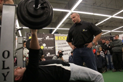 Wyciskanie z Mariuszem Pudzianowskim w Decathlonie