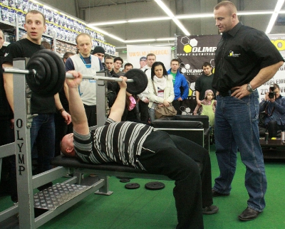 Wyciskanie z Mariuszem Pudzianowskim w Decathlonie