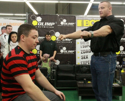 Wyciskanie z Mariuszem Pudzianowskim w Decathlonie